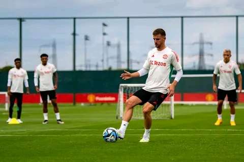 Mason Mount starts for Manchester united against Leeds. 30