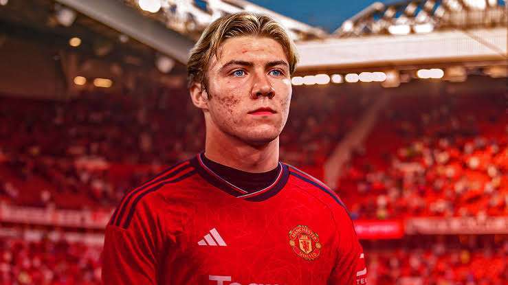 Rasmus Højlund could be out to 6 weeks before making his Manchester Utd debut. 10