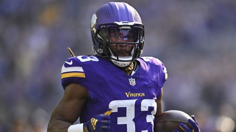 "Vikings Urged to Steal Spotlight with Superstar RB Amid Packers’ Aaron Jones Uncertainty" 16