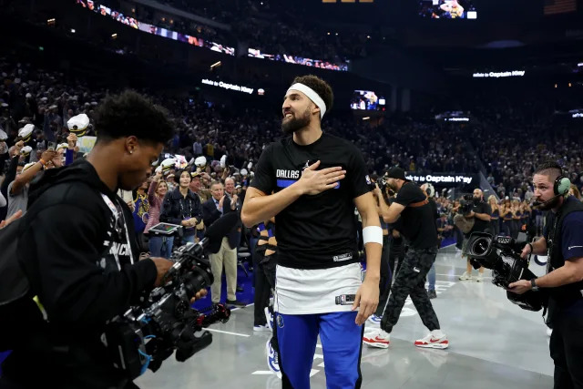 "Klay Thompson's Emotional Bay Area Return: A Heartfelt Tribute to Friendship and Fierce Rivalry" 1