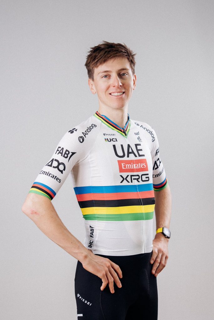 La star du cyclisme Tadej Pogačar dévoile son équipement 2025 et inspire ses fans à "continuer à pédaler, continuer à sourire" 2