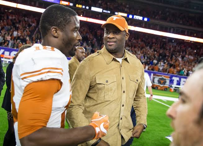 **Vince Young Signs Historic $213 Million Deal with Texas Longhorns in Stunning Return to Program** 7