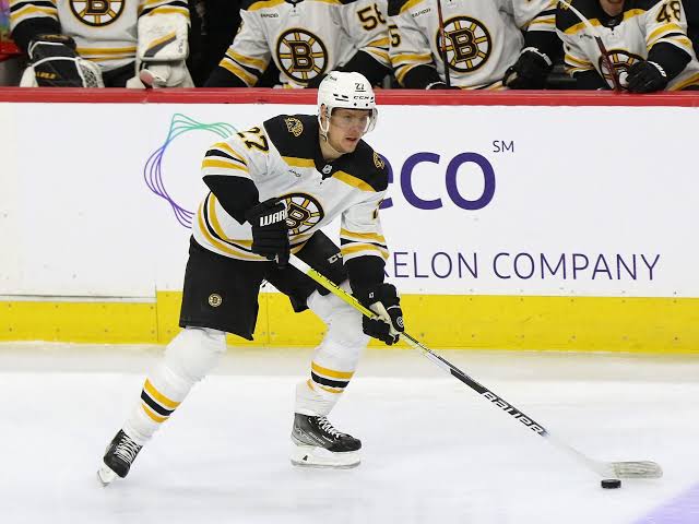  *THE WAIT IS OVER! Hampus Lindholm Returns to Bruins' Lineup with a Bang* 16