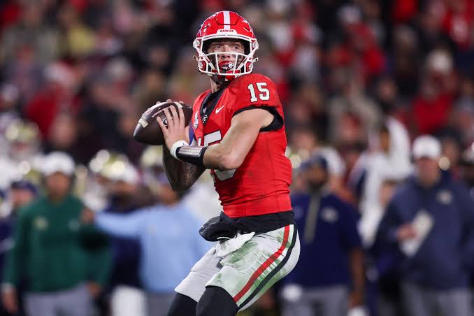 **Carson Beck Announces Stunning Return to Georgia Bulldogs After Terminating Transfer Contract** 7