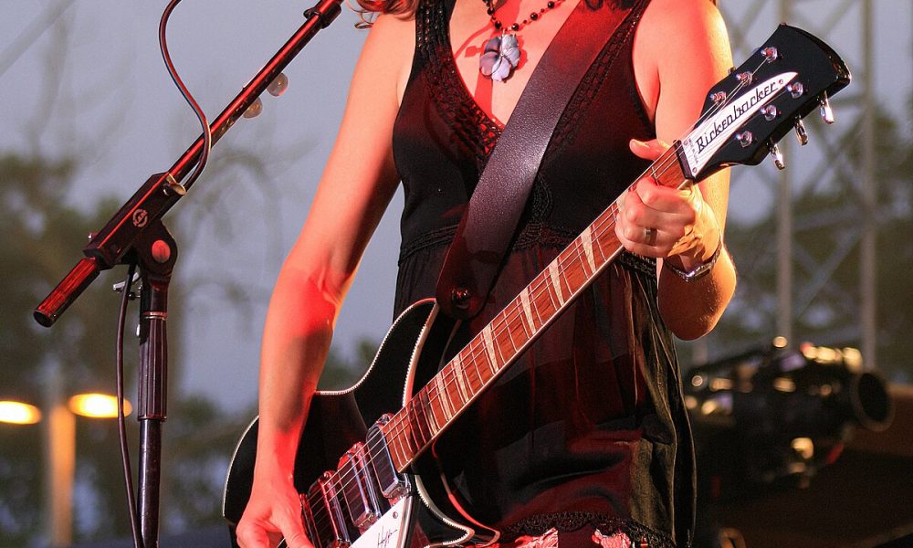 *THE BANGLES' LEAD SINGER HANGS UP HER MIC: Susanna Hoffs Quits Music and Film* 19