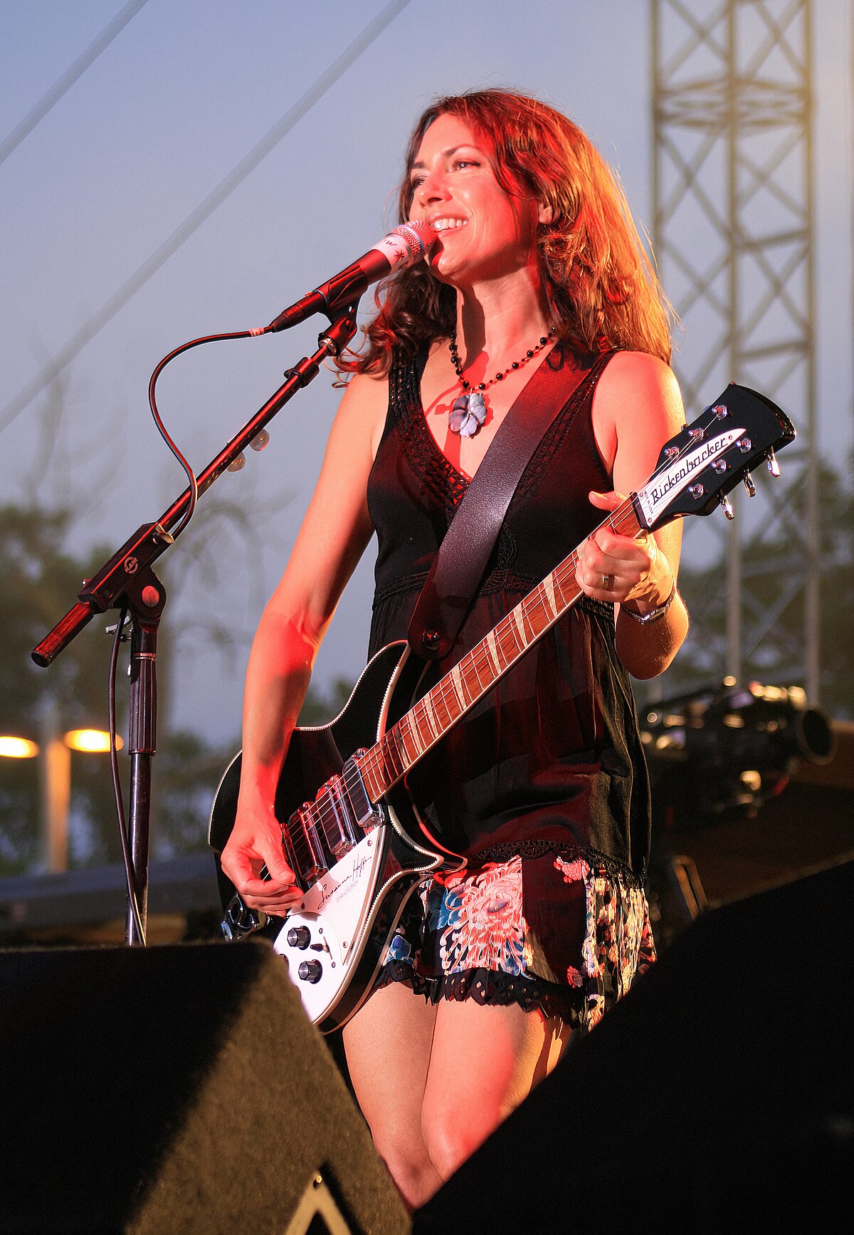 *THE BANGLES' LEAD SINGER HANGS UP HER MIC: Susanna Hoffs Quits Music and Film* 1