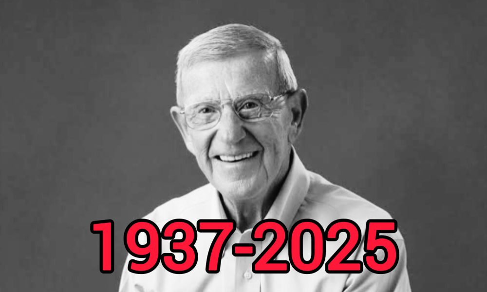 Legendary Coach Lou Holtz, Former Arkansas Razorbacks Leader, Passes Away at 88 16