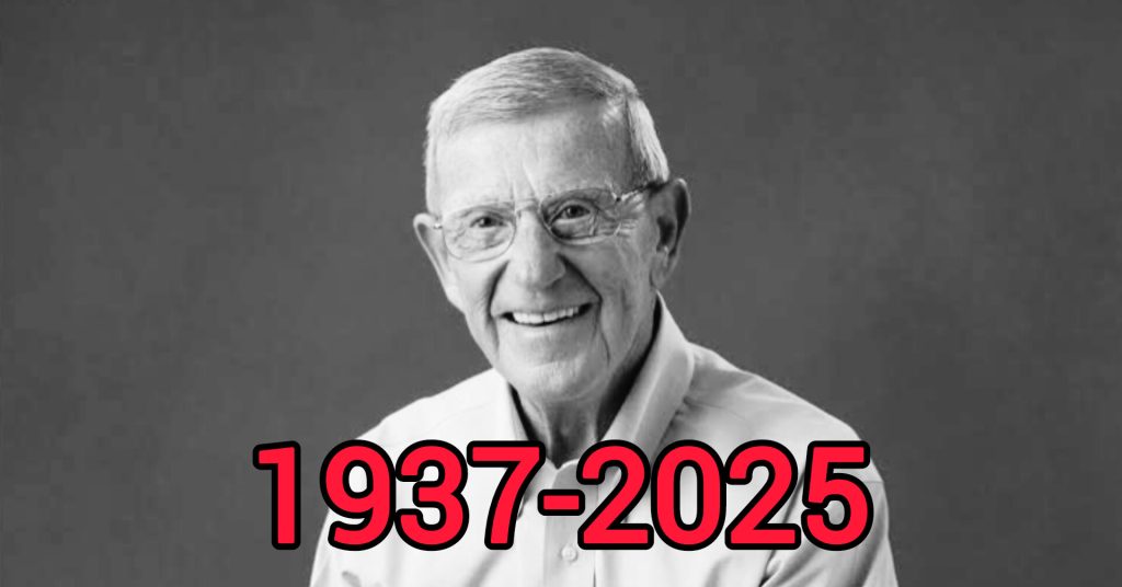 Legendary Coach Lou Holtz, Former Arkansas Razorbacks Leader, Passes Away at 88 7