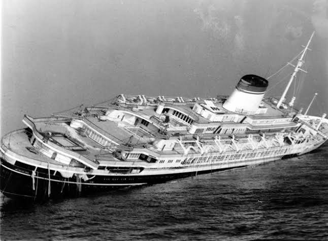 TRAGEDIA IN MARE: Affonda la nave presidenziale italiana con a bordo il Presidente della Repubblica e quattro ex Primi Ministri 25